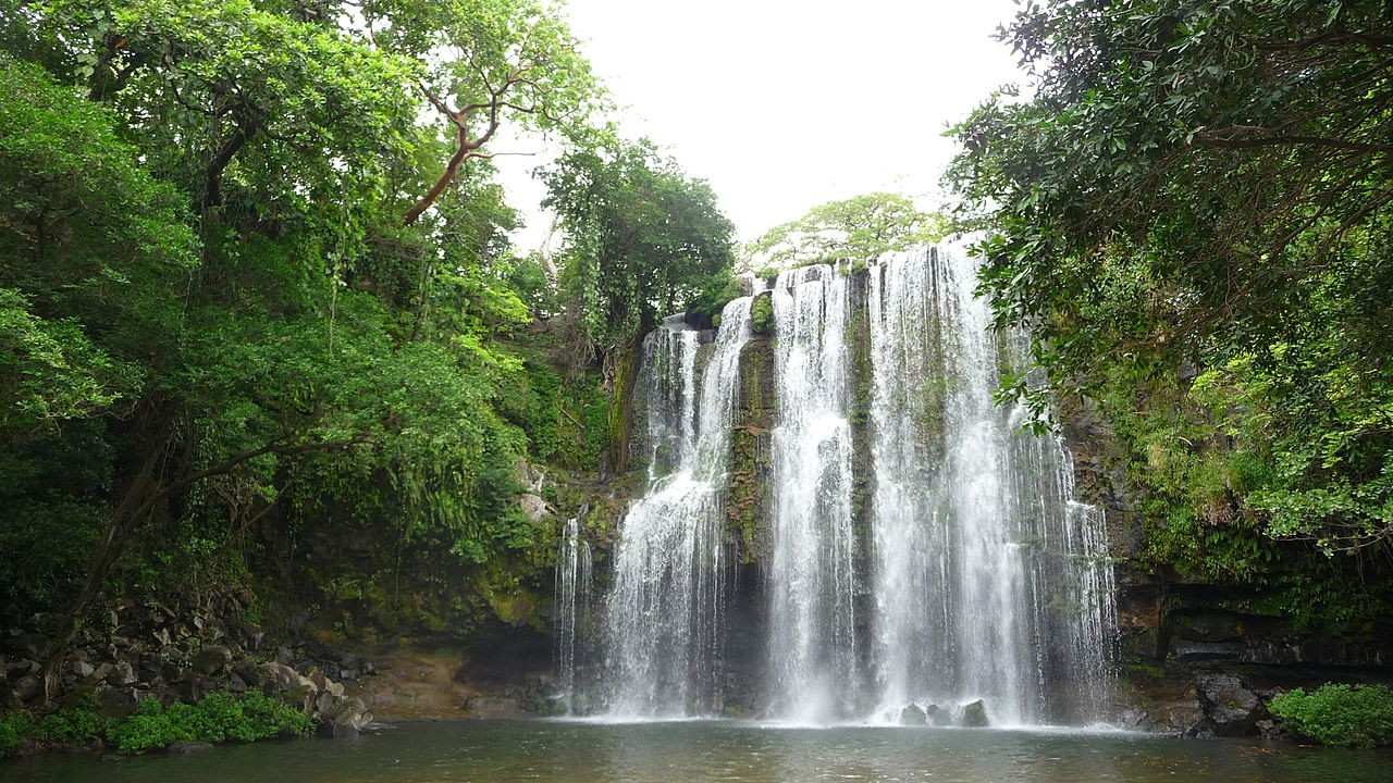 Llanos-de-Cortes-Waterfall-Costa-Rica_163kb